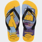Ojotas Havaianas con estampado de los Simpsons, con base amarilla y celeste, y tiras negras.