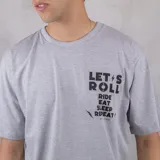 Remera gris melange de algodón, corte oversize, con estampa en la espalda con la frase "Let's Roll Ride Eat Sleep Repeat" y logo de la marca Duxon Jeans.