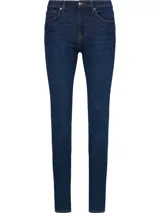 Jeans de calce ajustado color azul oscuro, con diseño de cinco bolsillos, cierre de botón y cremallera, detalles distintivos de Tommy Hilfiger, logo sobre el bolsillo posterior y parche en la cintura.
