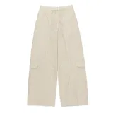 Pantalón cargo color crema, de corte ancho, con bolsillos laterales y costuras a la vista.