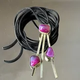 Collar con dije de bronce y ágatas fucsia engarzadas, con tiento de color negro.