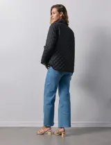 Campera capitoneada negra marca Weatherproof, con cuello con solapa, abertura central con botones metálicos, bolsillos delanteros y forro interno a tono.
