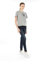 Remera gris de corte cropped con cuello redondo y logo de Calvin Klein estampado en el pecho.