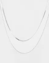 Set de dos collares dorados, uno con cadena de eslabones pequeños y otro con cadena tipo snake.