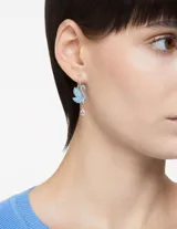 Par de caravanas colgantes Swarovski con aros plateados con incrustaciones de cristales y dije de cisne azul con cristales y dije de cristal transparente en forma de lágrima.