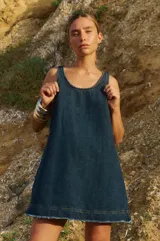Vestido corto de denim azul, con escote en U y sisas bajas.