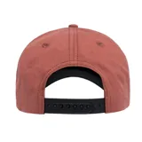 Gorro unisex color ladrillo con logo de Caterpillar bordado en un parche cuadrado en el frente. Tiene visera curva y cierre trasero ajustable con broche a presión.