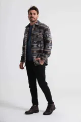 Camisaco de paño con estampado geométrico en tonos marrón, gris y azul.