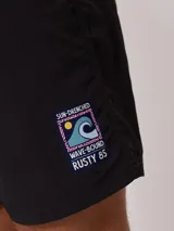 Short de baño color lila con cordón ajustable en la cintura y parche con logo de la marca en la pierna.