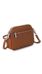 Bandolera pequeña color negro, de material símil cuero, con correa fina y herrajes plateados.