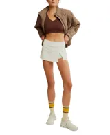 Top deportivo corto color rojo, con escote en V y espalda deportiva.