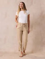 Pantalón liso color beige, marca Dash, con pretina elastizada, bolsillos delanteros y bolsillos traseros simulados.