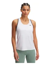 Musculosa deportiva blanca con logo Under Armour en el pecho y tirantes negros con inscripción de la marca.