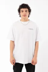 Remera blanca de algodón con estampa en negro en la espalda que incluye una camioneta con un esqueleto y la frase 'Vernal or Death'.
