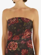 Vestido midi de tul con estampado de rosas rojas y negras, corte strapless y abertura lateral.