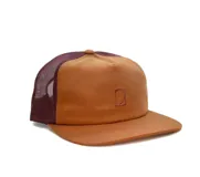 Gorra marrón con visera plana, estructurada y profunda. Parte trasera de mesh color borgoña.