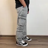 Pantalón jean celeste de corte holgado con múltiples bolsillos tipo cargo.