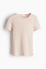 Remera color rosa claro en tejido acanalado de algodón, corte entallado, cuello redondo con ribete fino y bajo recto.