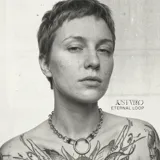 Collar de cadena de acero quirúrgico color plateado con dije circular.