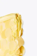 Minifalda dorada cubierta de lentejuelas, con forro interior y cierre lateral oculto.