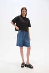 Short de jean azul, con bolsillos y calce alto.