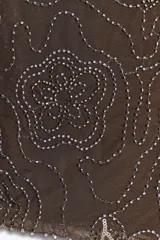 Top marrón con estampado floral y abalorios. Tiene escote recto, hombros descubiertos y un foulard del mismo tejido.