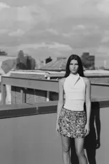 Falda corta de corte recto, completamente cubierta de lentejuelas redondas en tonos plateados y marrones/bronce. Posee forro interior y cierre lateral oculto.