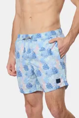 Short de baño celeste con estampado de hojas de palmera en tonos azules y rosados. Tiene cintura elástica con cordón ajustable, dos bolsillos laterales y suspensor de malla fina.