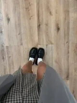 Zueco tipo mocasín de cuero vacuno color negro, con detalle de lengua de cuero y taco de 6 cm.