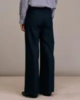 Pantalón azul de lino con piernas fluidas y acampanadas y cinturilla elástica ancha.