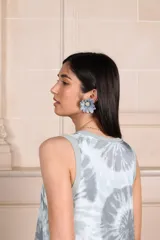 Vestido largo sin mangas con estampado batik en tonos celeste y gris, escote en V y aberturas laterales.