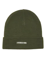 Gorro beanie verde oliva de punto, con logo bordado "JJ STUDIO © 1990" en blanco.