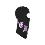 Pasamontañas negro con orificio para los ojos y estampado de letras en estilo inglés antiguo color lila.