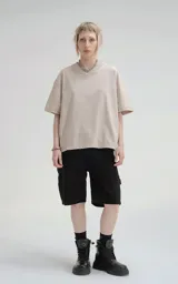 Remera color beige de manga corta y cuello redondo, de calce boxy fit, confeccionada en algodón.