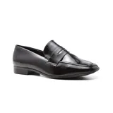 Zapato mocasín de charol negro, con detalle de antifaz y suela plana.