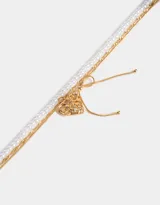 Collar dorado de tres capas: una de perlas, una de cadena de eslabones y una de cadena retorcida con dije de corazón con rosa grabada y moño.