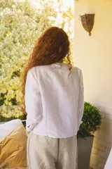 Camisa blanca de lino con cuello mao y puntilla de algodón en cuello y botones.