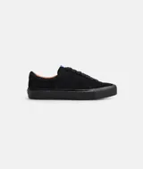 Zapatillas bajas de gamuza negra con suela y cordones negros.
