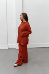 Conjunto de buzo y pantalón rojo de morley, con diseño cómodo y ajustado.
