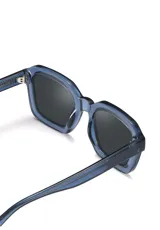 Lentes de sol Eco Shades modelo Romano con montura cuadrada azul traslúcido y lentes grises. Fabricados con acetato biodegradable y lentes de PMMA reciclado.