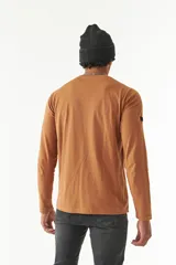 Remera de manga larga azul marino para hombre, con cuello redondo y estampado en el pecho con el logo de la marca Mistral en color verde neón.