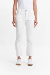 Jean de corte recto, tiro medio, color azul oscuro.