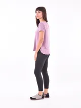 Remera color púrpura de corte clásico y mangas cortas.