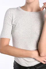 Remera gris de viscosa con elastano, corte ajustado y mangas cortas.