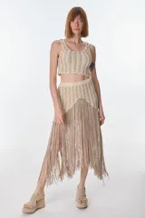 Top corto de tejido de punto en tonos beige y marrón claro, con diseño calado y escote redondo.