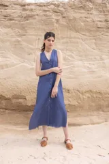 Vestido midi azul con botones frontales, escote en V y sin mangas.