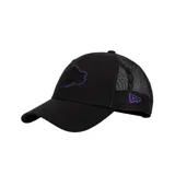 Gorra New Era negra con logo de los Lakers bordado en negro y contorno violeta.
