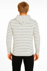 Sudadera con capucha color crudo con rayas horizontales negras, cordones blancos y bolsillo tipo canguro.
