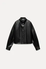 Sobrecamisa negra de efecto piel, con cuello de solapa, manga larga con puños abotonados, bajo recto y cierre frontal con botones.