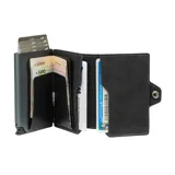 Billetera compacta de cuero genuino color gris oscuro con tarjetero de aluminio incorporado. Presenta un sistema de deslizamiento para tarjetas, compartimento para billetes y protección RFID. Incluye el logo de la marca grabado en el frente y cierre mediante broche a presión.